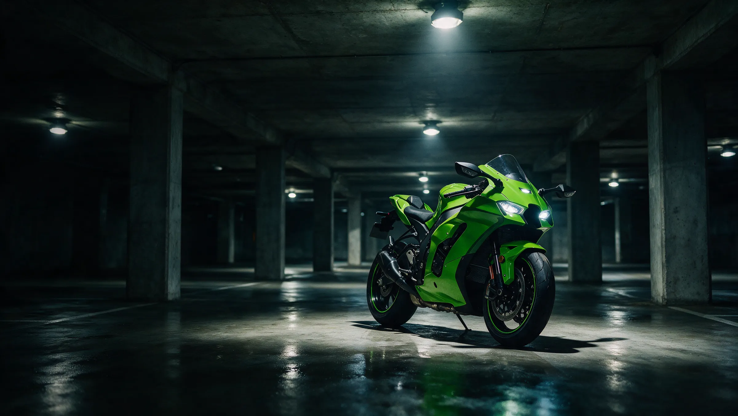 Motocicleta esportiva verde em garagem